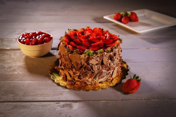 Rose Elegance Drip Cake - Image 4